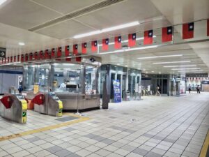 北捷國慶主題列車上路！15車站國旗飄揚　半戶外月台旗映天空成絕美風景