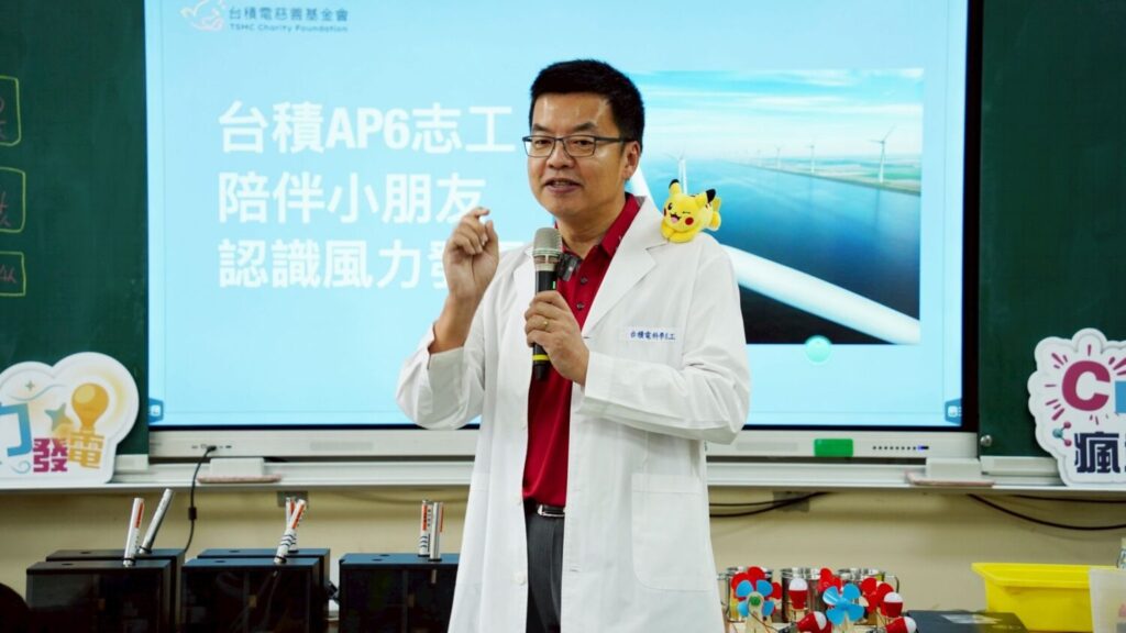 台積電先進封裝技術暨服務副總經理何軍表示，台積推動科普課程希望讓學子學到知識，也讓同仁與社會有更多連結。(圖/台積電慈善基金會 提供)
