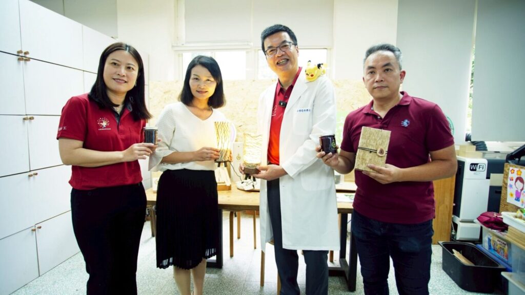 三灣國小校長陳美君(左二)將學生手作木工贈與台積電先進封裝技術暨服務副總經理何軍，感謝台積電對學校的協助。(圖/台積電慈善基金會 提供)