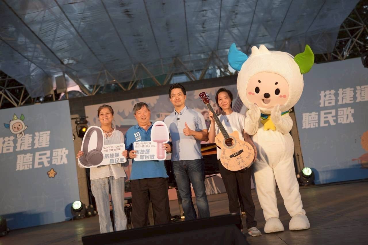 蔣萬安大安公園開金嗓　與市民重溫民歌美好歲月 | 索引新聞 INDEX News