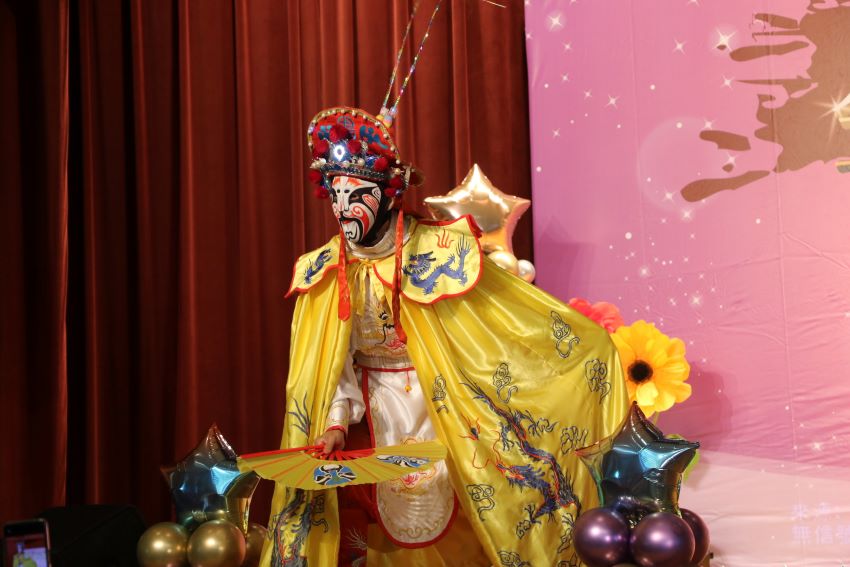 《圖說》楊燕歌唱前有川劇變臉。〈社會局提供〉