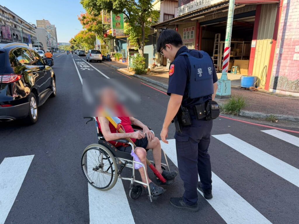 78歲翁心繫花蓮災區獨自推輪椅外出　警即時伸援助平安返家