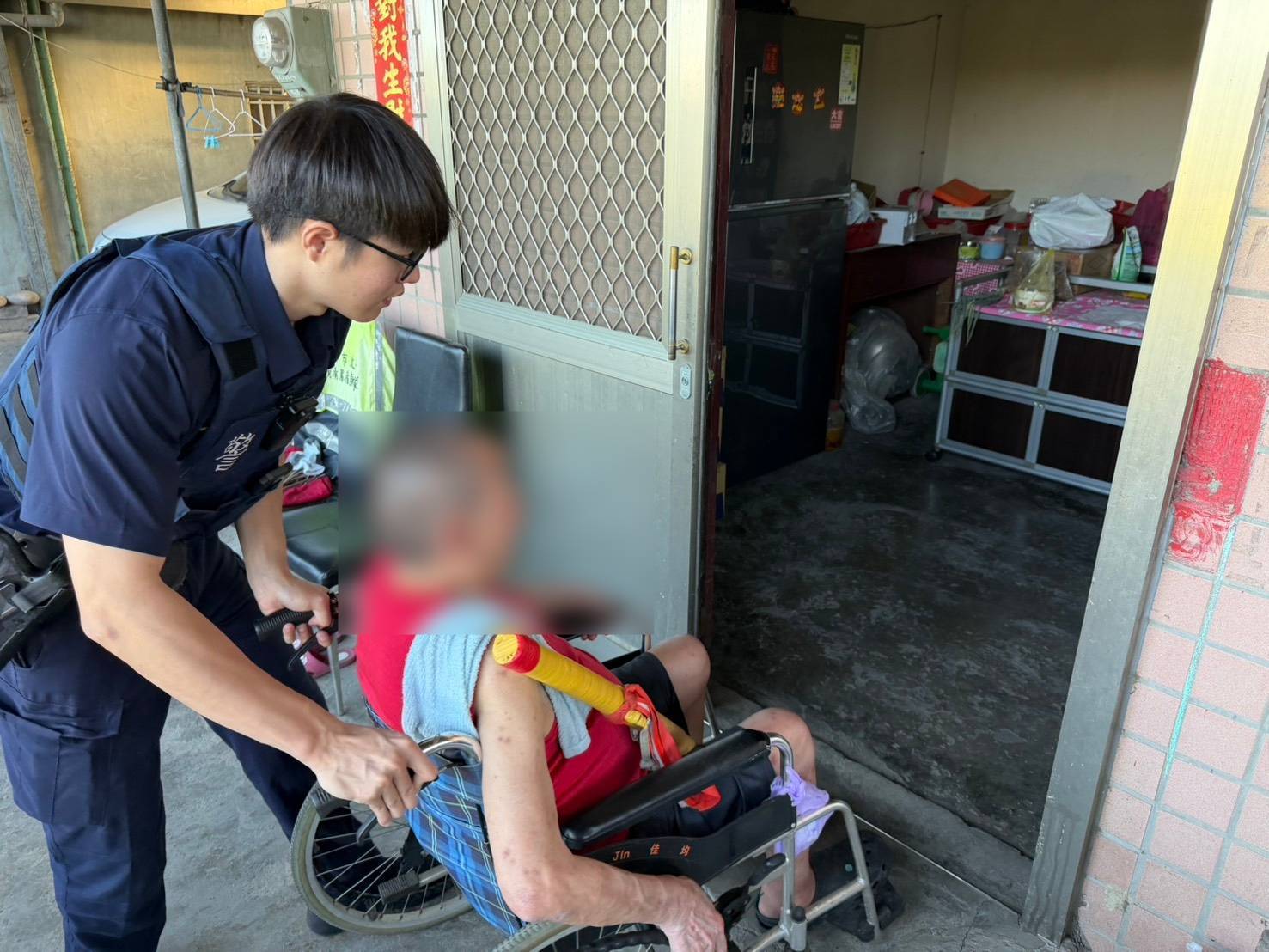 員警安撫老翁後，駕車將老翁平安送返住處。（記者翻攝）