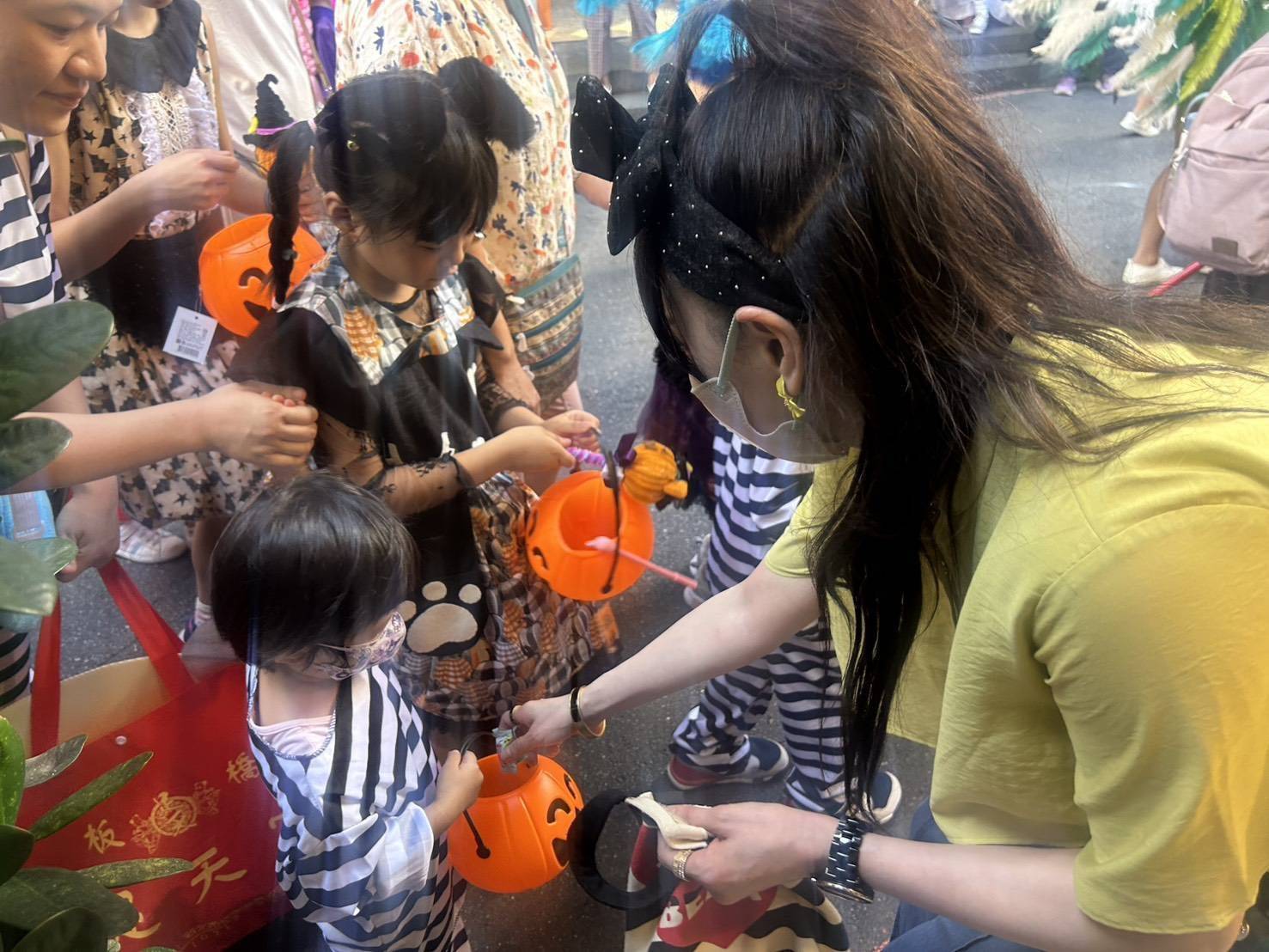 「假鬼假怪」踩街討糖！後站商圈萬聖嘉年華湧創意鬼怪大軍 | 索引新聞 INDEX News