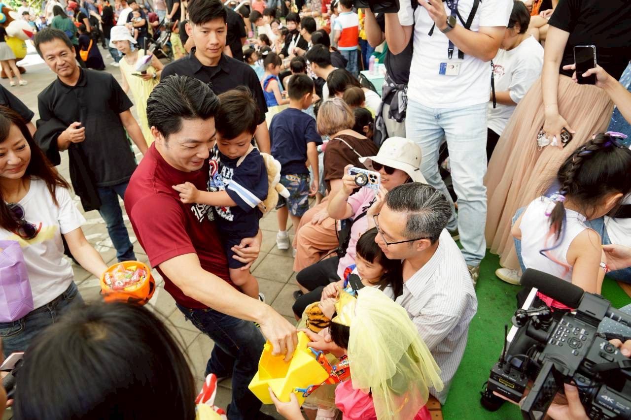 蔣萬安牽三寶現身YOYO搗蛋新樂園　與大小朋友互動同樂 | 索引新聞 INDEX News