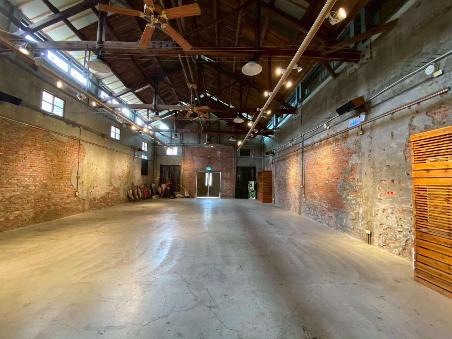 「跟著朦朧潮濕的一天回嘉」展覽地點新港文化館25倉庫。(圖/文總 提供)