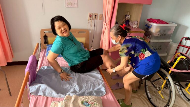 從被照顧者變成照顧者　小梅在護理之家翻轉人生