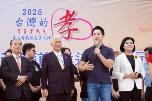 弘揚孝道！蔣萬安為長輩洗腳、揮毫「百善孝為先」