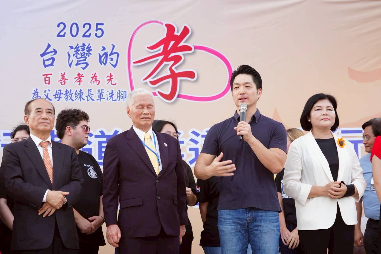 弘揚孝道!蔣萬安為長輩洗腳、揮毫「百善孝為先」 弘揚孝道!蔣萬安為長輩洗腳、揮毫「百善孝為先」