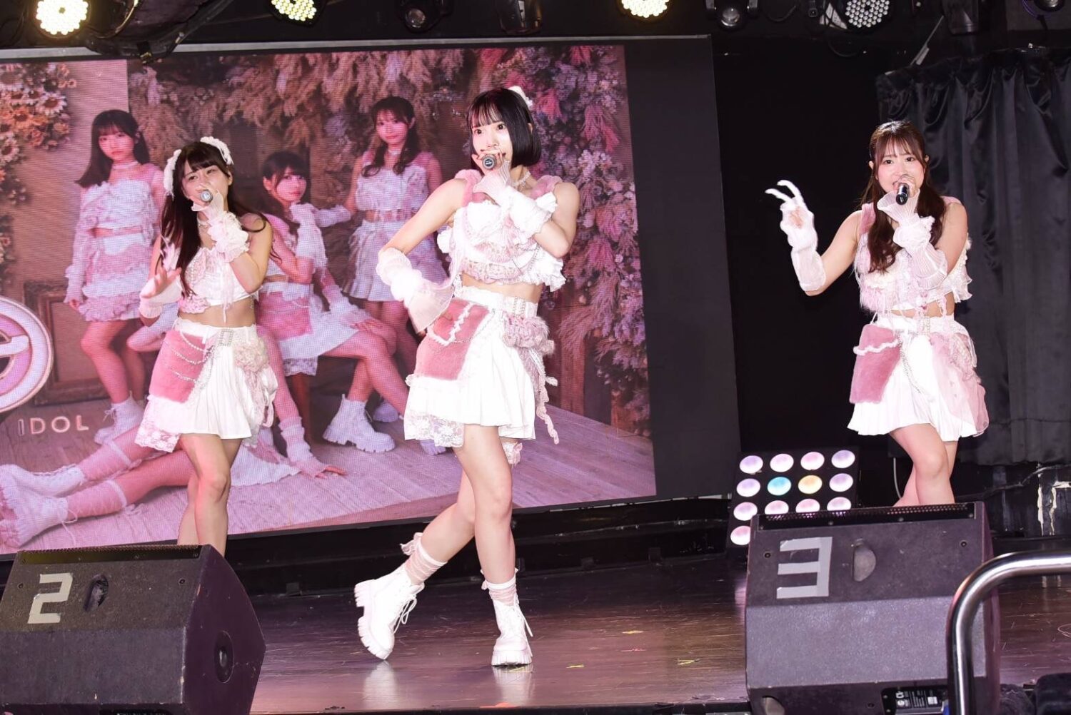 日本新生代女子偶像團體SORRY.IDOL演出前一日，還在市區親自發放宣傳海報，展現零距離的親和力。(圖/百翼媒體 提供)