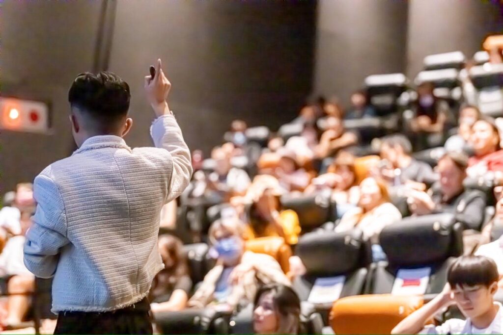 AI取代好萊塢？23歲創業家把電影院變成自媒體教室