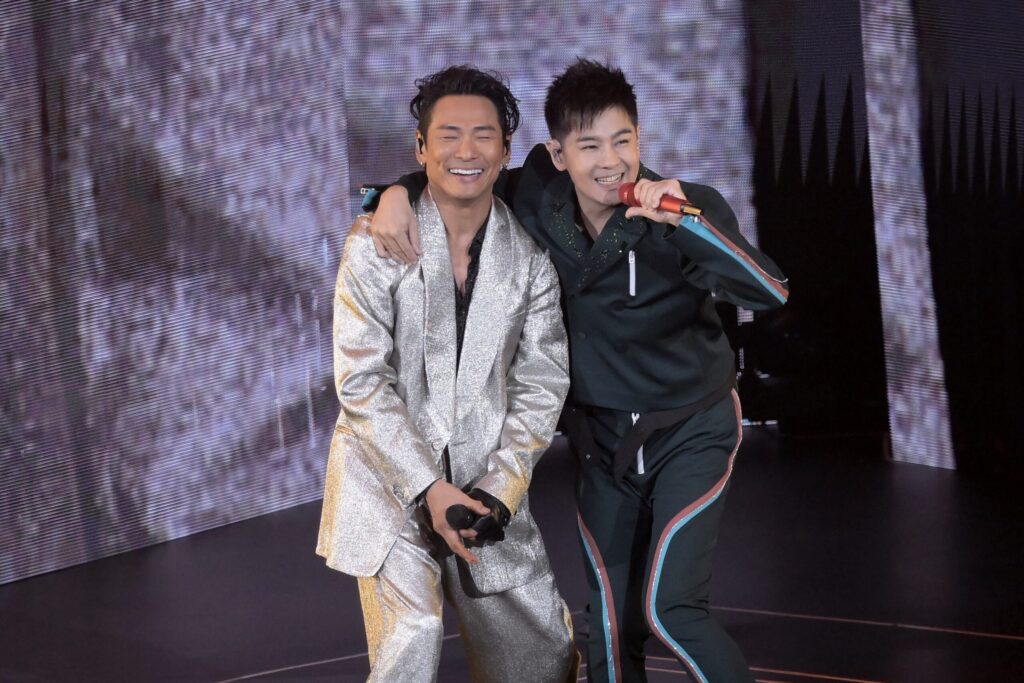 杜德偉出道40周年狂舞熱爆紅館 30年老友林志穎驚喜現身撐場 杜德偉出道40周年狂舞熱爆紅館 30年老友林志穎驚喜現身撐場