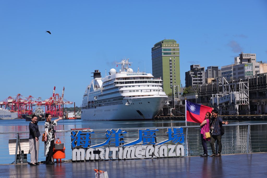 基隆國際海洋老鷹嘉年華15週年登場!台日墨團隊踩街共慶,點亮港灣夜空 基隆國際海洋老鷹嘉年華15週年登場!台日墨團隊踩街共慶,點亮港灣夜空