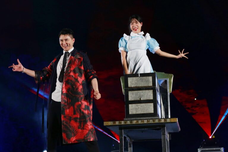 奇幻登場！嘉義「光織影舞」變身愛麗絲魔法世界　9米高裝置閃耀北香湖