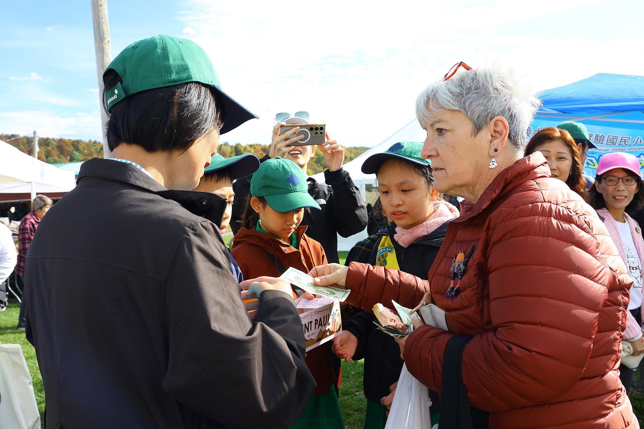 童軍前進雪城蘋果節行銷嘉義　黃敏惠讚：最優質小小外交官