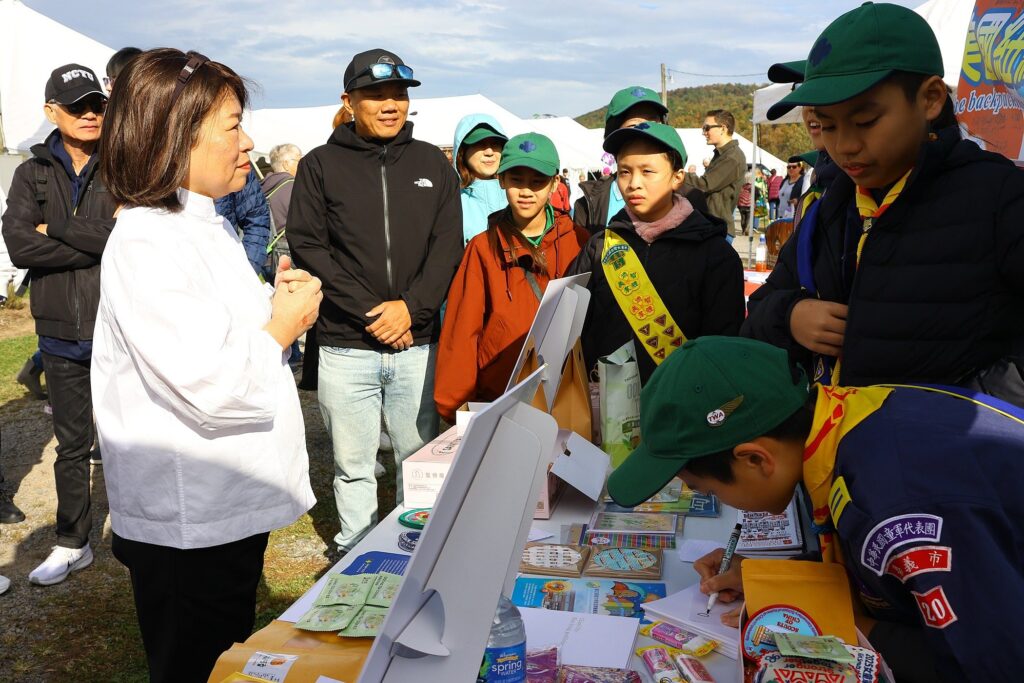 童軍前進雪城蘋果節行銷嘉義　黃敏惠讚：最優質小小外交官
