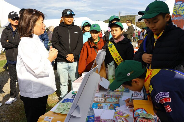 童軍前進雪城蘋果節行銷嘉義　黃敏惠讚：最優質小小外交官