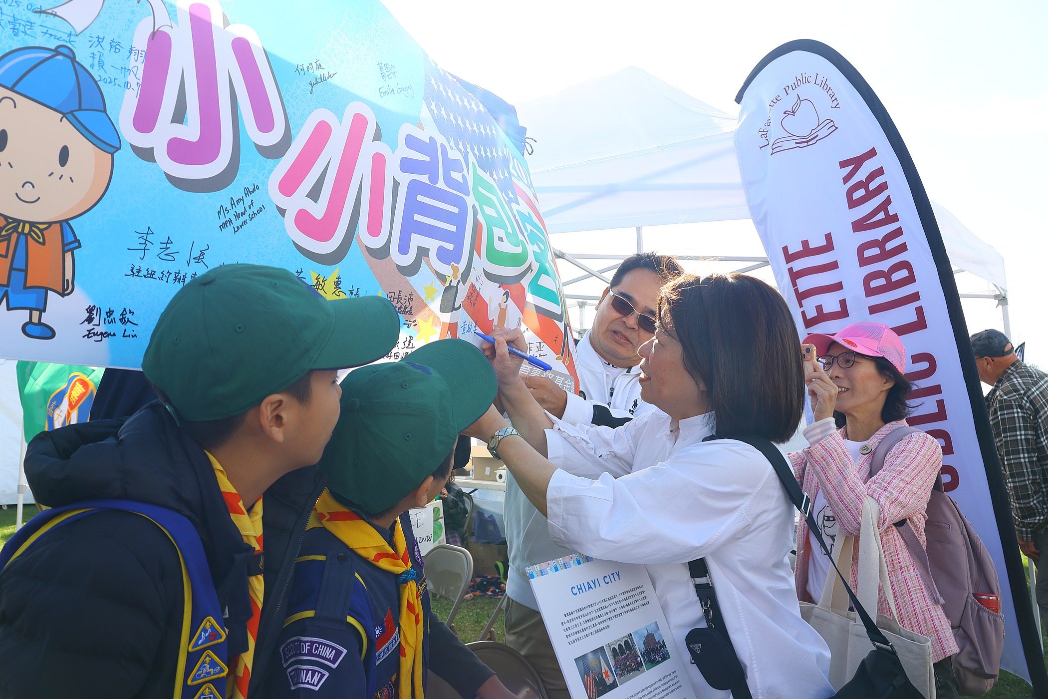 童軍前進雪城蘋果節行銷嘉義　黃敏惠讚：最優質小小外交官