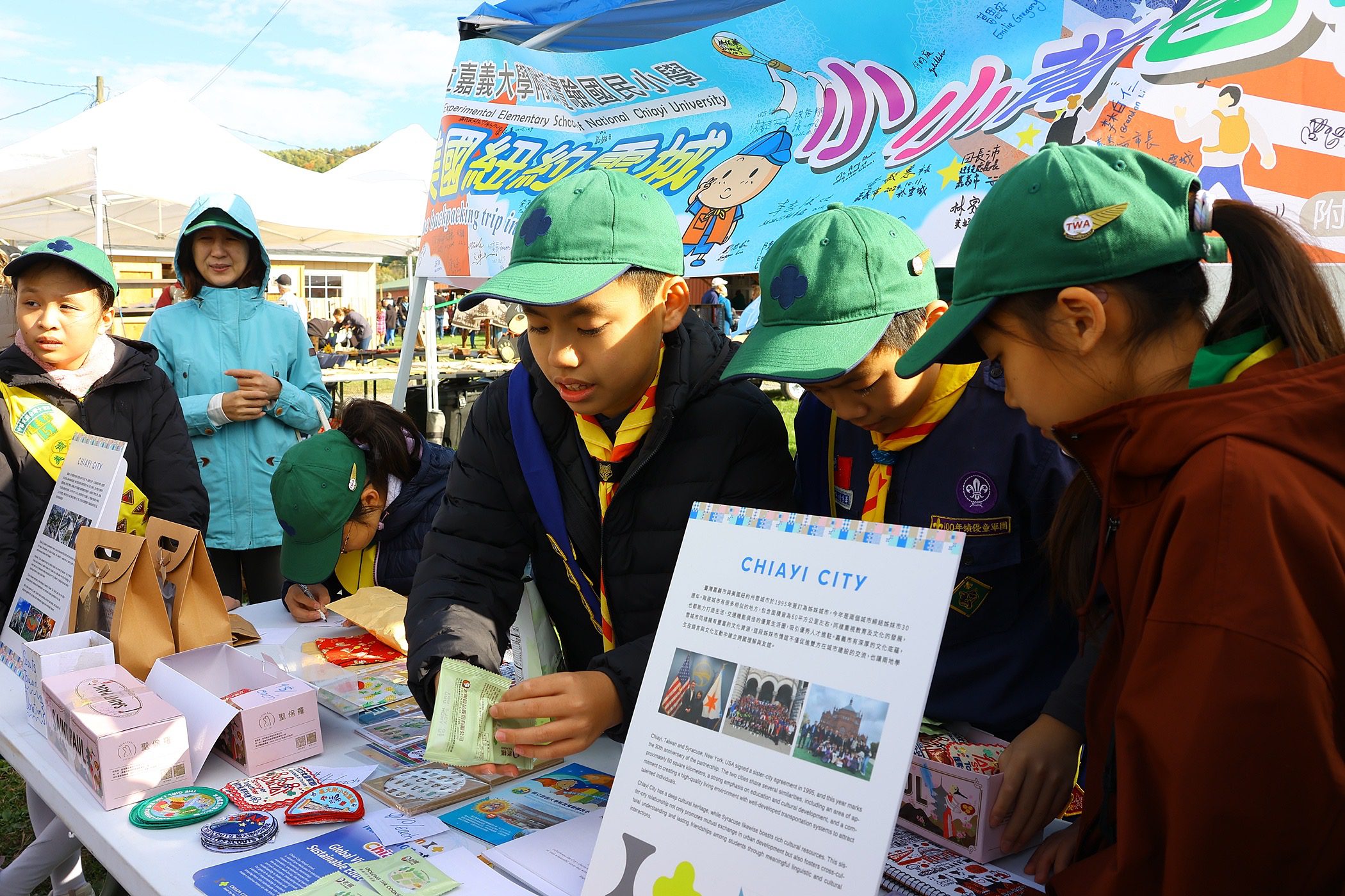 童軍前進雪城蘋果節行銷嘉義　黃敏惠讚：最優質小小外交官