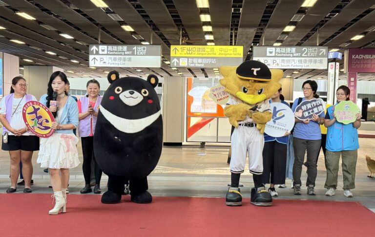 114年「閃出志願服務行動力」 高雄熊、雞柳條及啦啦隊現身高雄火車站邀您逗陣做志工