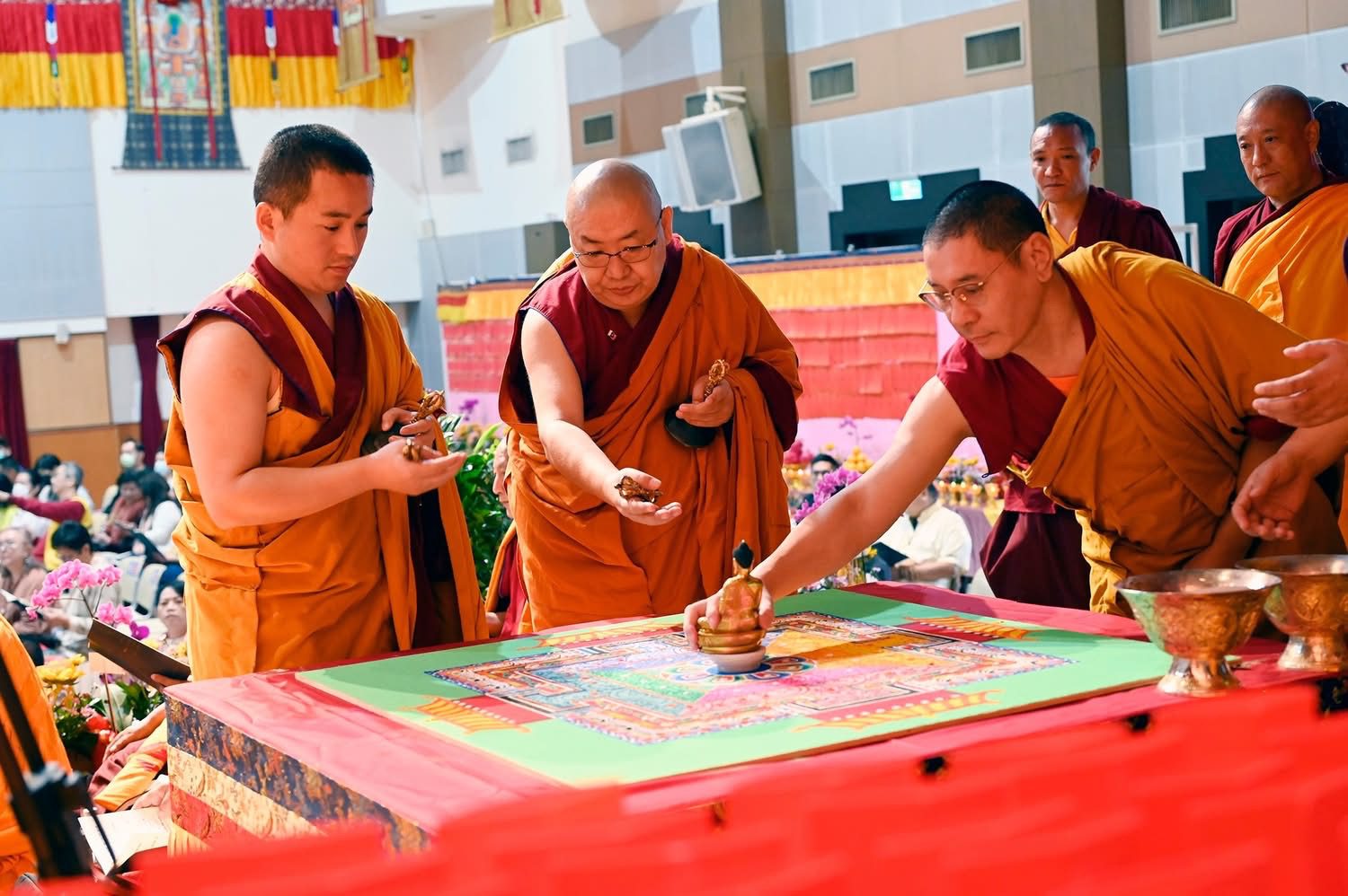 第二屆台灣薩迦世界和平祈願大法會圓滿 花瓣漫天—猶如《華嚴》一會重現台灣 第二屆台灣薩迦世界和平祈願大法會圓滿 花瓣漫天—猶如《華嚴》一會重現台灣
