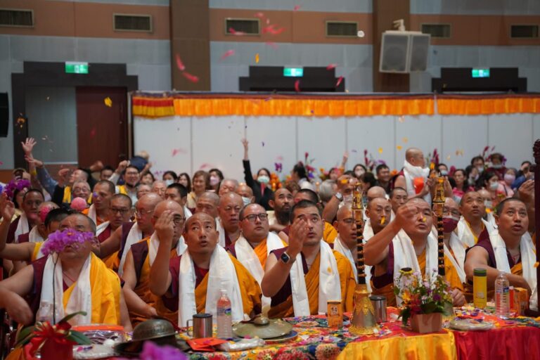 第二屆台灣薩迦世界和平祈願大法會圓滿  花瓣漫天—猶如《華嚴》一會重現台灣