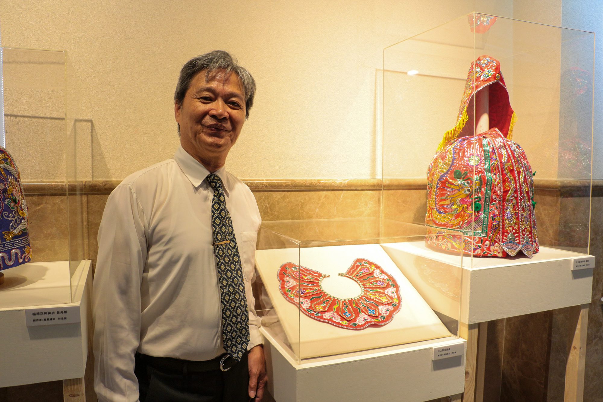 高雄市新認定二位文化資產保存者 「刺繡」林全誠　「布袋戲偶盔帽製作技術」蘇志榮