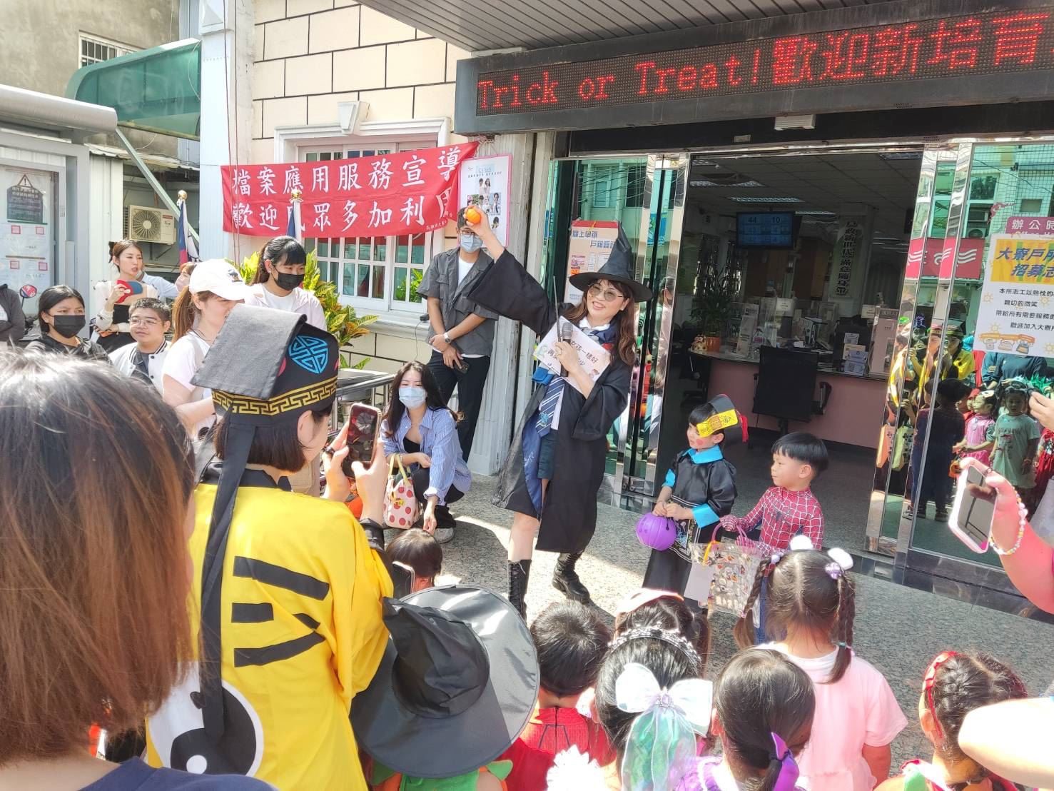 小小搗蛋來報到 大寮戶政萬聖節驚喜迎賓  與幼兒園攜手打造歡樂魔法日 小小搗蛋來報到 大寮戶政萬聖節驚喜迎賓  與幼兒園攜手打造歡樂魔法日