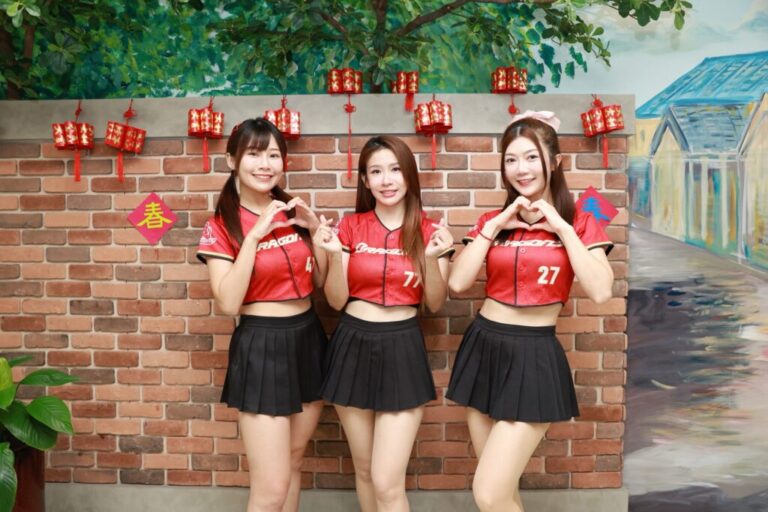 味全龍啦啦隊「小龍女」琪琪、馬妹、星岑化身小女孩，出席「重陽敬老公益活動」