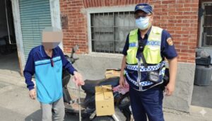 熱浪中伸援手　暖警助老翁順利返家