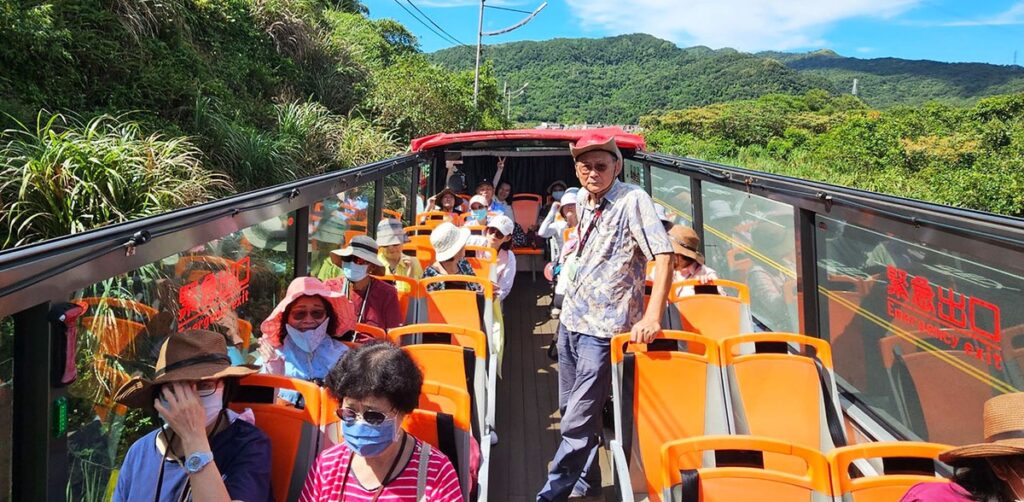 追風逐海！金包里號敞篷景觀巴士啟航 帶你解鎖北海岸夕 陽絕美濱線