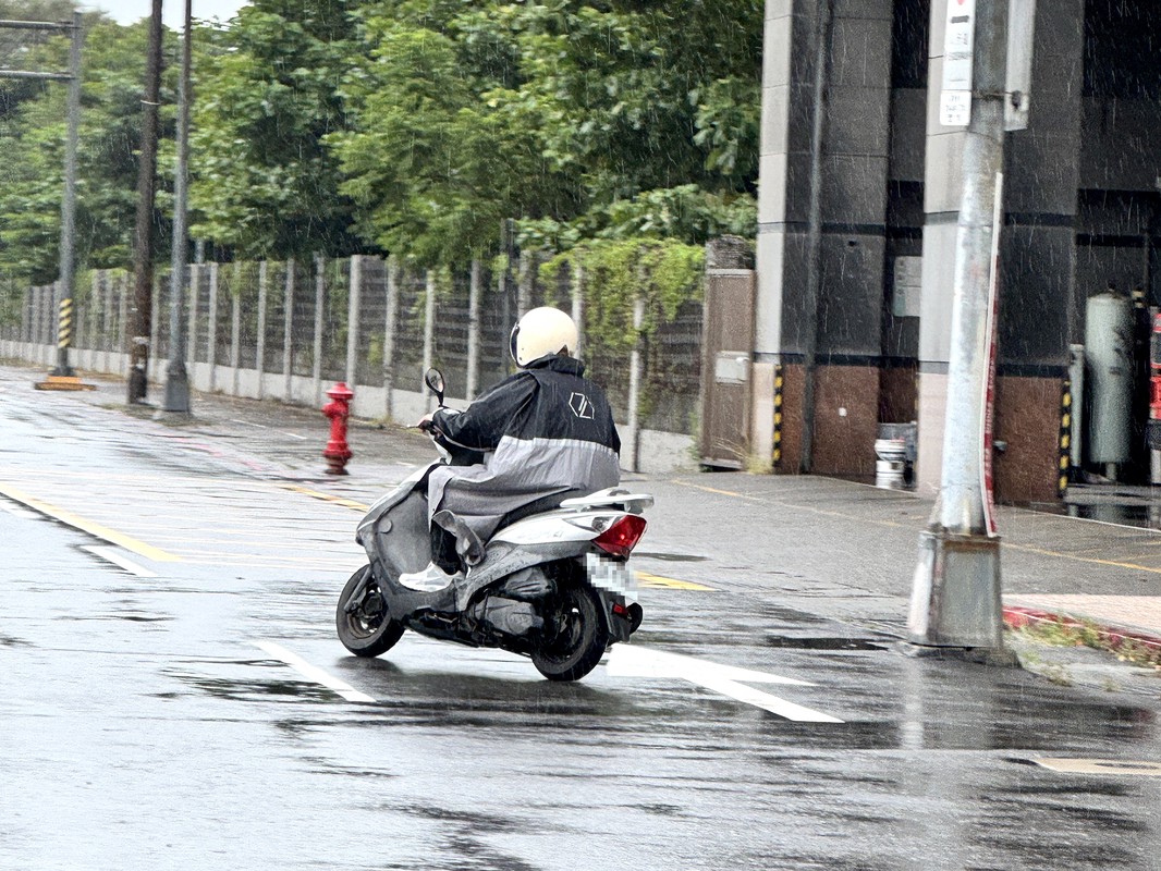 豪雨狂炸!C2C推極鋒雨衣限時優惠現省800元 豪雨狂炸!C2C推極鋒雨衣限時優惠現省800元