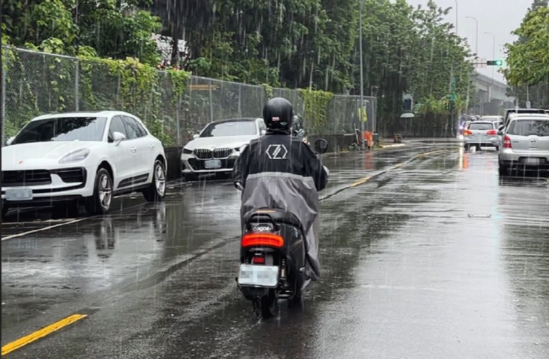 豪雨狂炸!C2C推極鋒雨衣限時優惠現省800元 豪雨狂炸!C2C推極鋒雨衣限時優惠現省800元