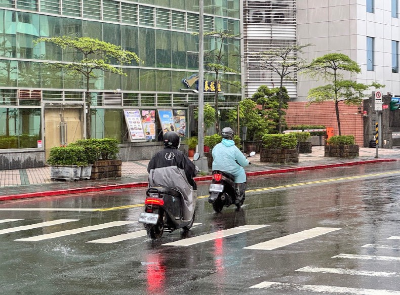 豪雨狂炸!C2C推極鋒雨衣限時優惠現省800元 豪雨狂炸!C2C推極鋒雨衣限時優惠現省800元