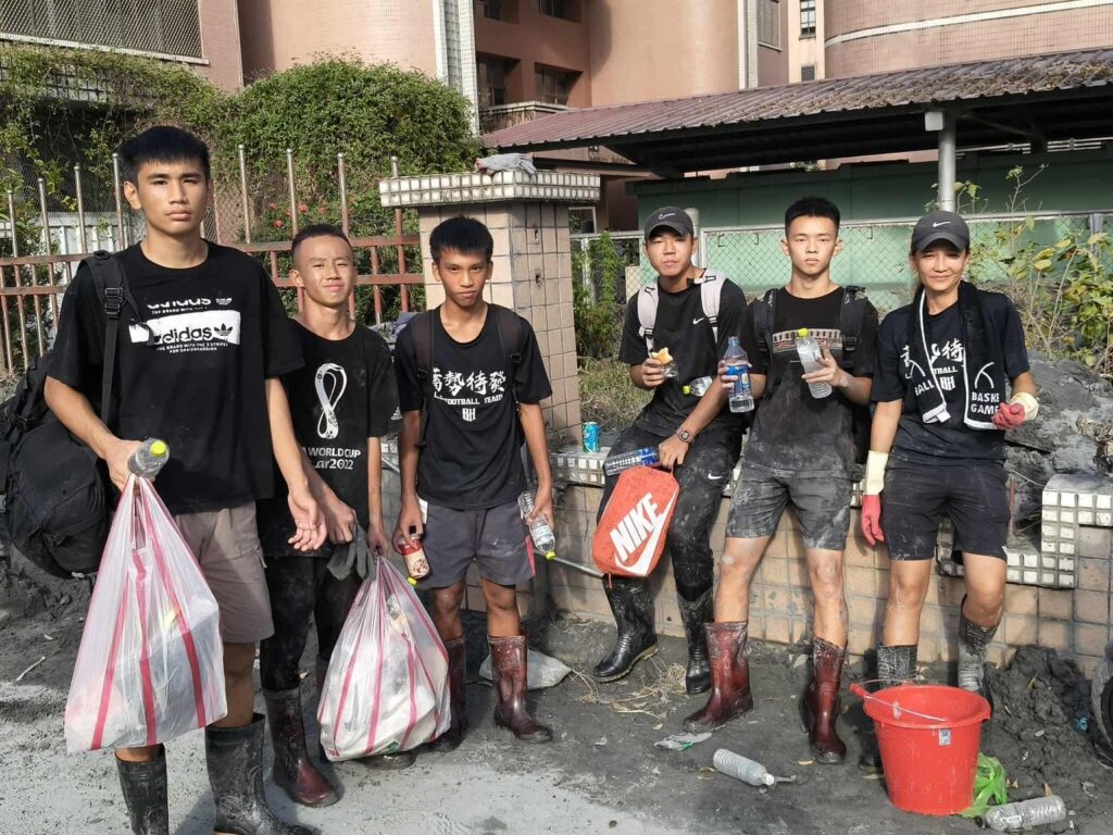 暖心！復興高中足球小將　自費馳援花蓮助災民清家園