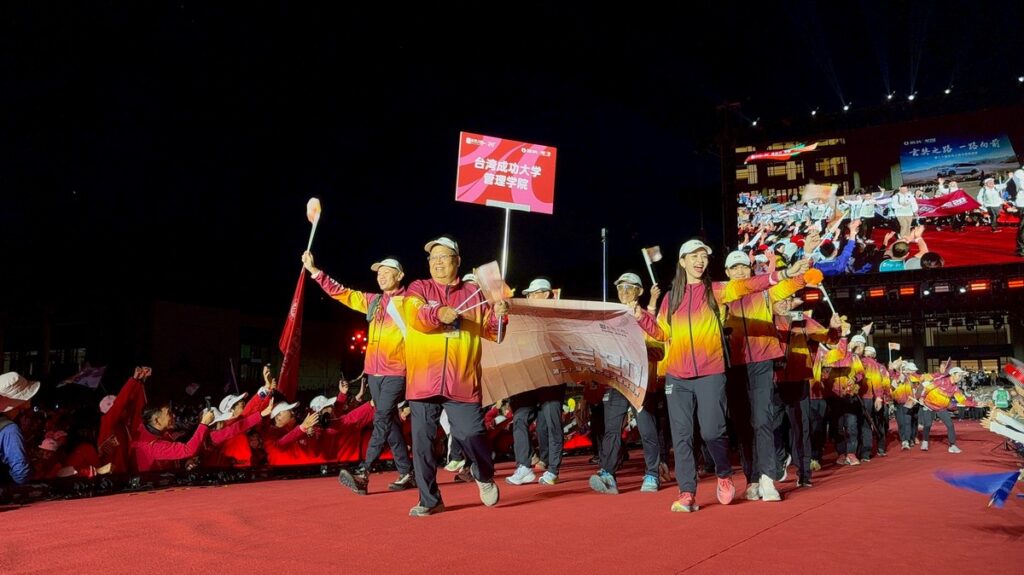 成大EMBA菁英挑戰戈壁 榮耀世界舞台