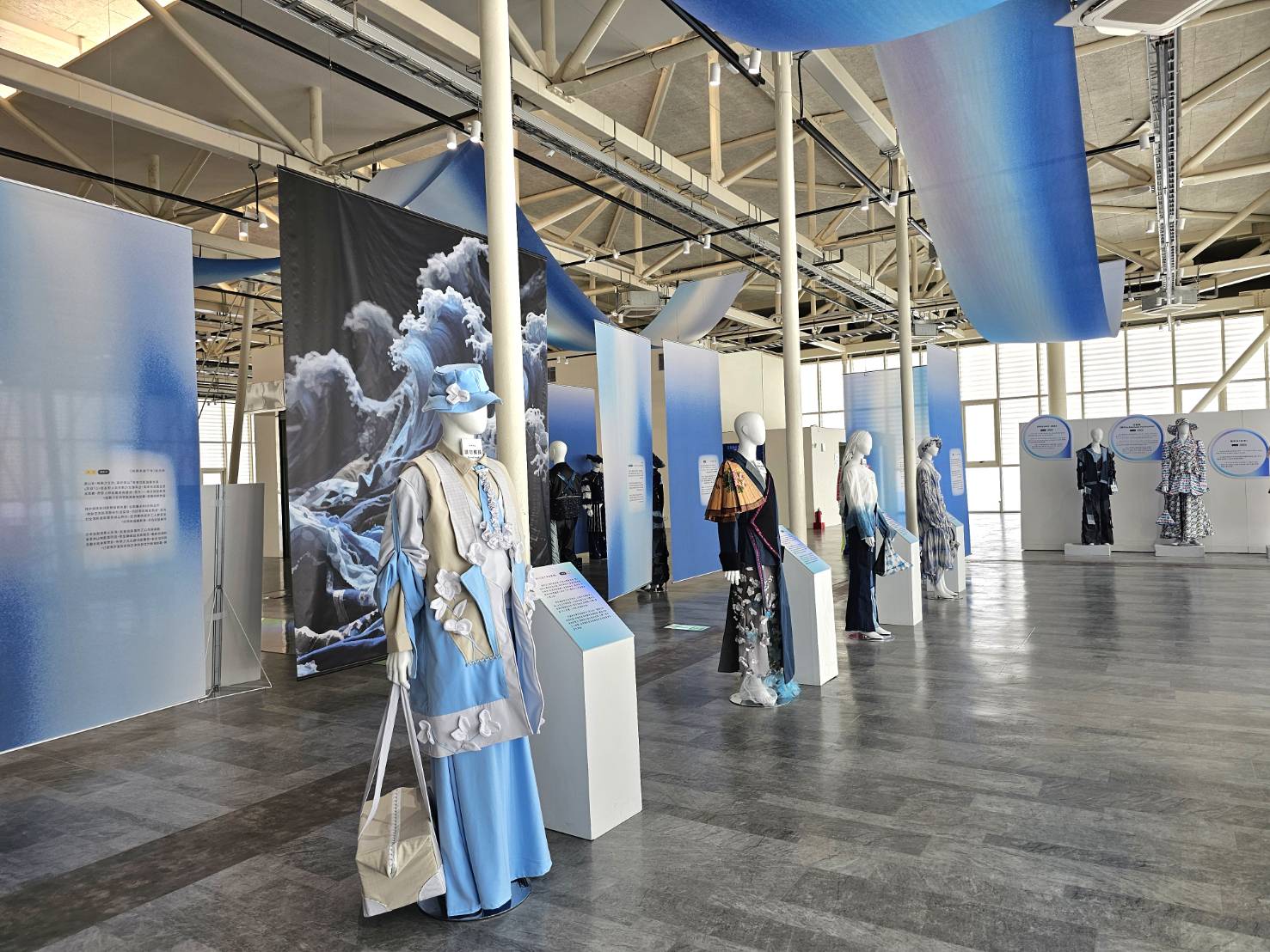 客家文化不只藍衫！永續時尚服飾展顛覆印象　展現設計與環保的跨界對話 | 索引新聞 INDEX News