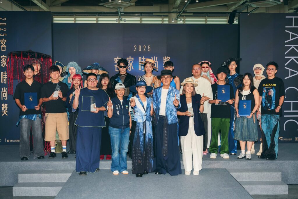 客家文化不只藍衫！永續時尚服飾展顛覆印象　展現設計與環保的跨界對話