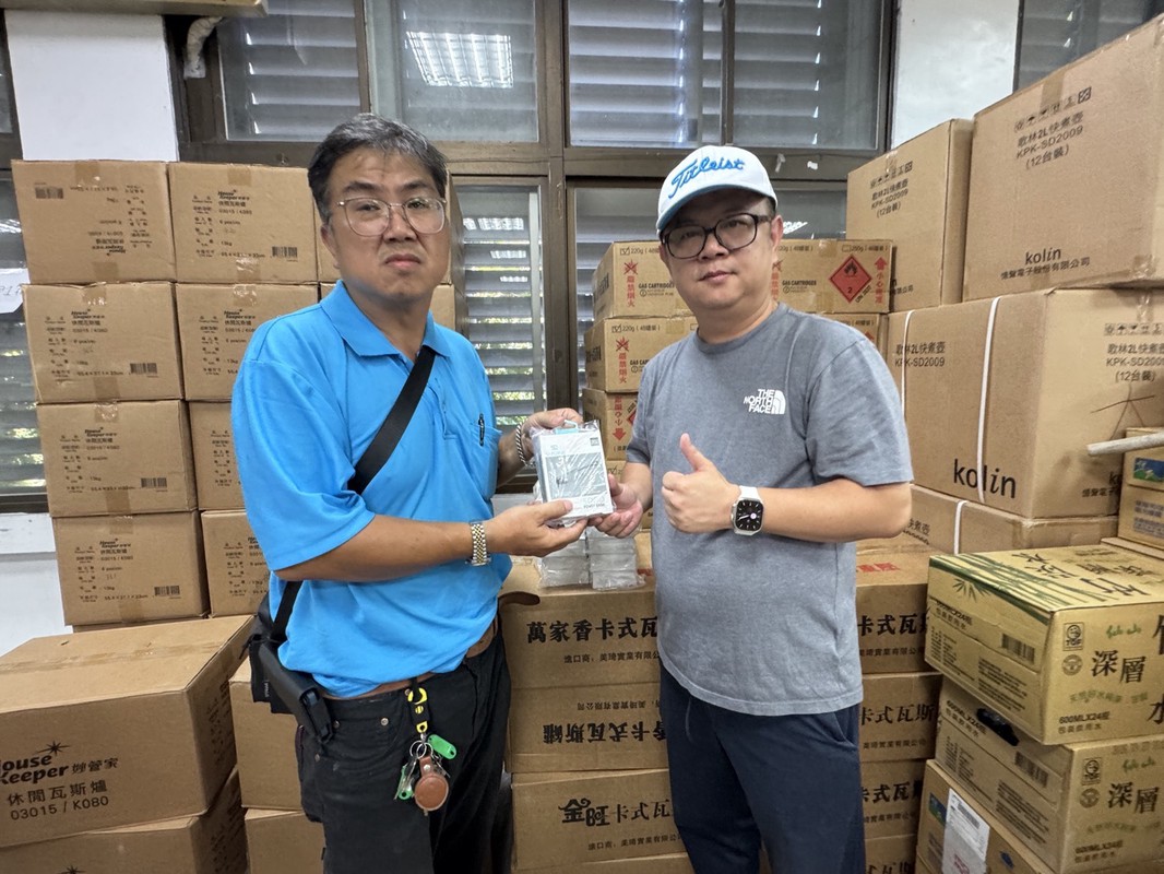不僅「鏟子超人」亞瑟3C生活化身「3C超人」協助花蓮光復鄉贊助村長行動電源