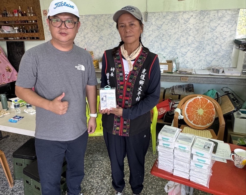 不僅「鏟子超人」亞瑟3C生活化身「3C超人」協助花蓮光復鄉贊助村長行動電源