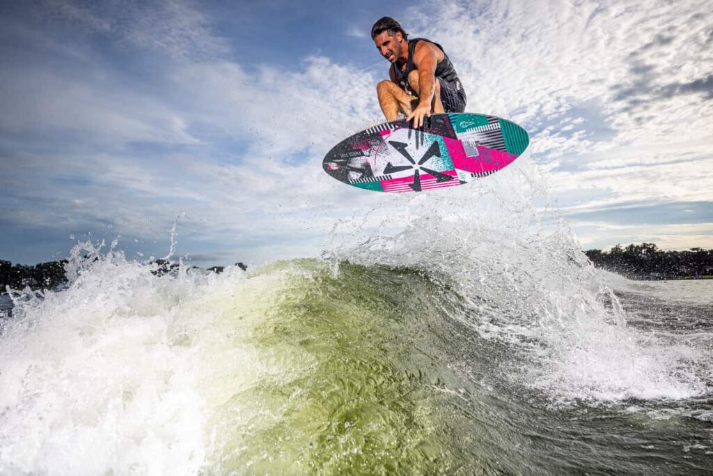 13國滑水好手齊聚社子島　8歲小將到81歲長者同場較勁