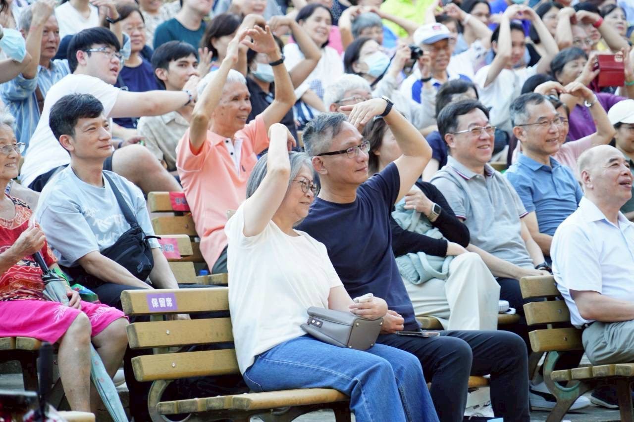 蔣萬安大安公園開金嗓　與市民重溫民歌美好歲月 | 索引新聞 INDEX News