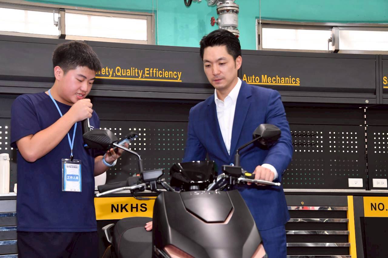 蔣萬安揭牌智慧電動車教學中心　投700萬培育綠能人才