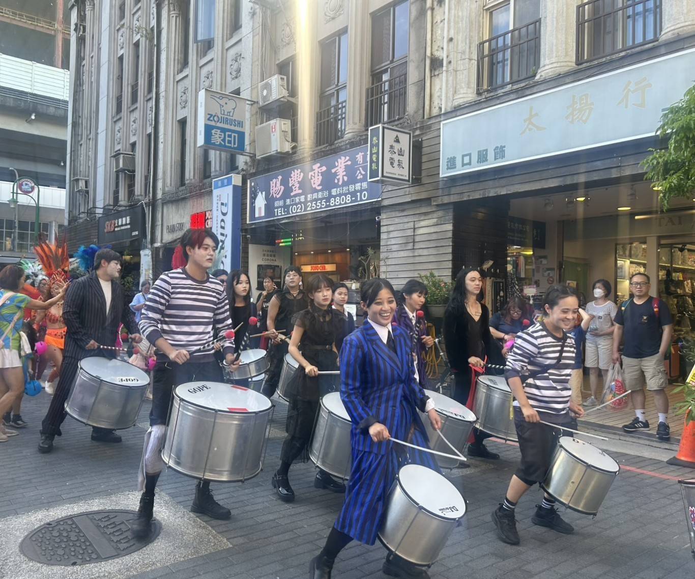 「假鬼假怪」踩街討糖！後站商圈萬聖嘉年華湧創意鬼怪大軍 | 索引新聞 INDEX News