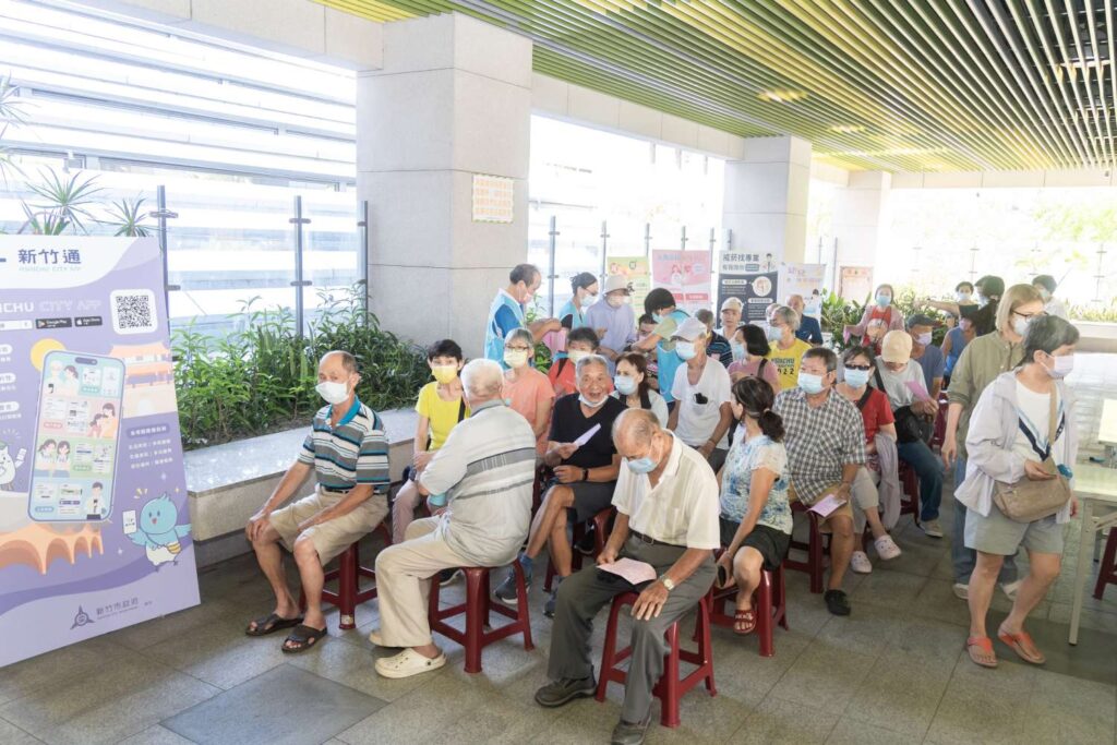 竹市流感新冠疫苗首波開打　邱臣遠鼓勵市民踴躍接種