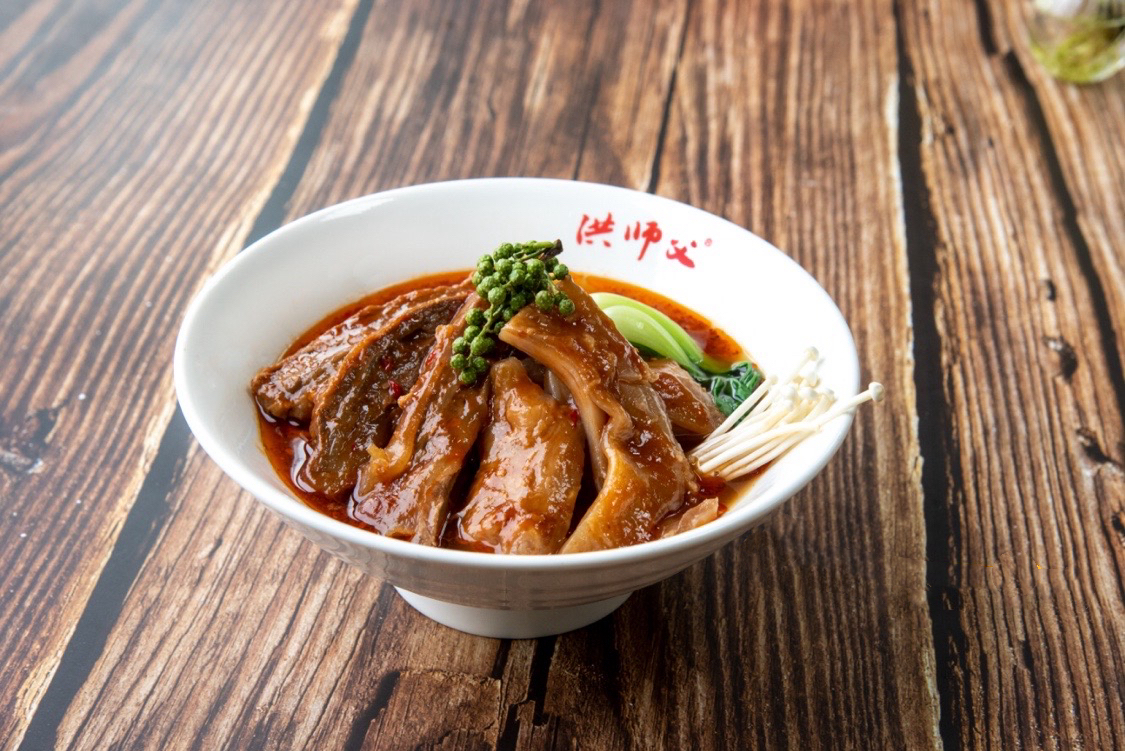 洪師父以四川新鮮藤椒入湯，韻味香濃、舒麻過癮的「蕂椒半筋牛肉麵」。