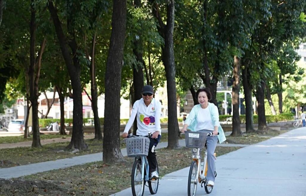 南區體育會單車活動熱力開騎!全民運動打造健康宜居城市 李美麗區長悠遊騎行,南區綠蔭大道展現健康活力風采!(圖/記者蔡尚芸翻攝)