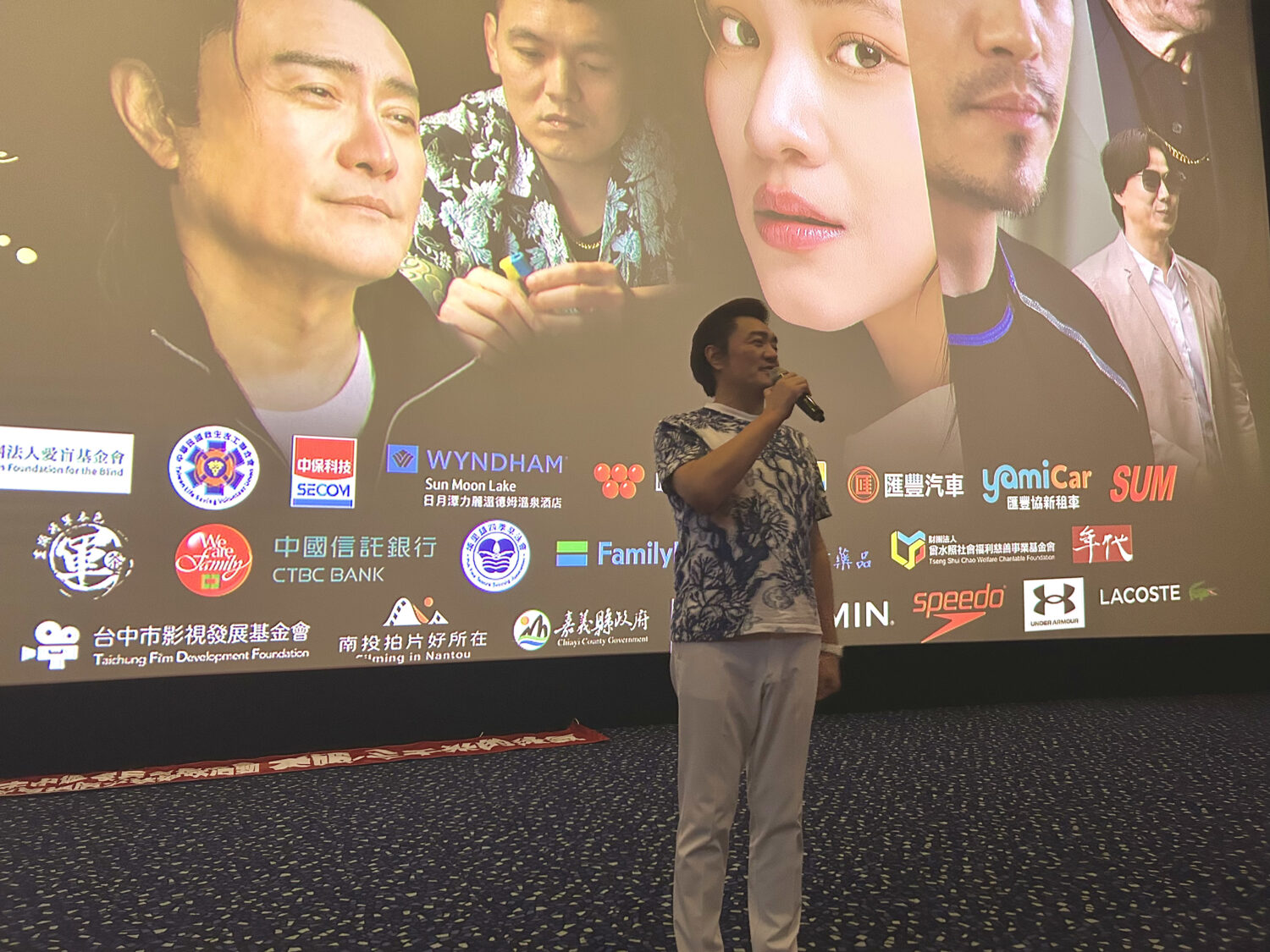 勵志國片《突破:三千米的泳氣》暖心上映 桃園市中壢家長會長協會辦包場邀親子共賞 主演兼製片的李㼈今天也到場支持,並提到期待這部電影可以讓觀眾充滿愛和正能量,再將這股能量向外傳遞。(記者翻攝)