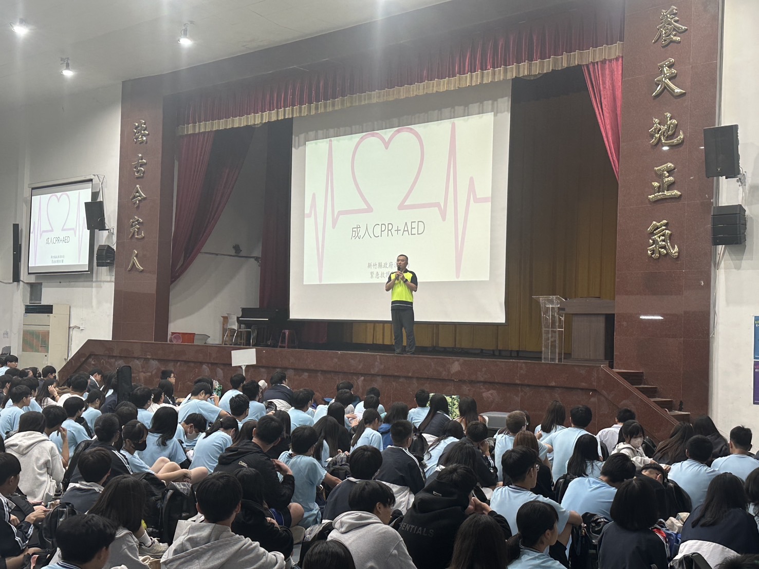 教官向全體師生講解 CPR 與 AED 的重要觀念，強化急救知識。（圖/記者張家燁拍攝）