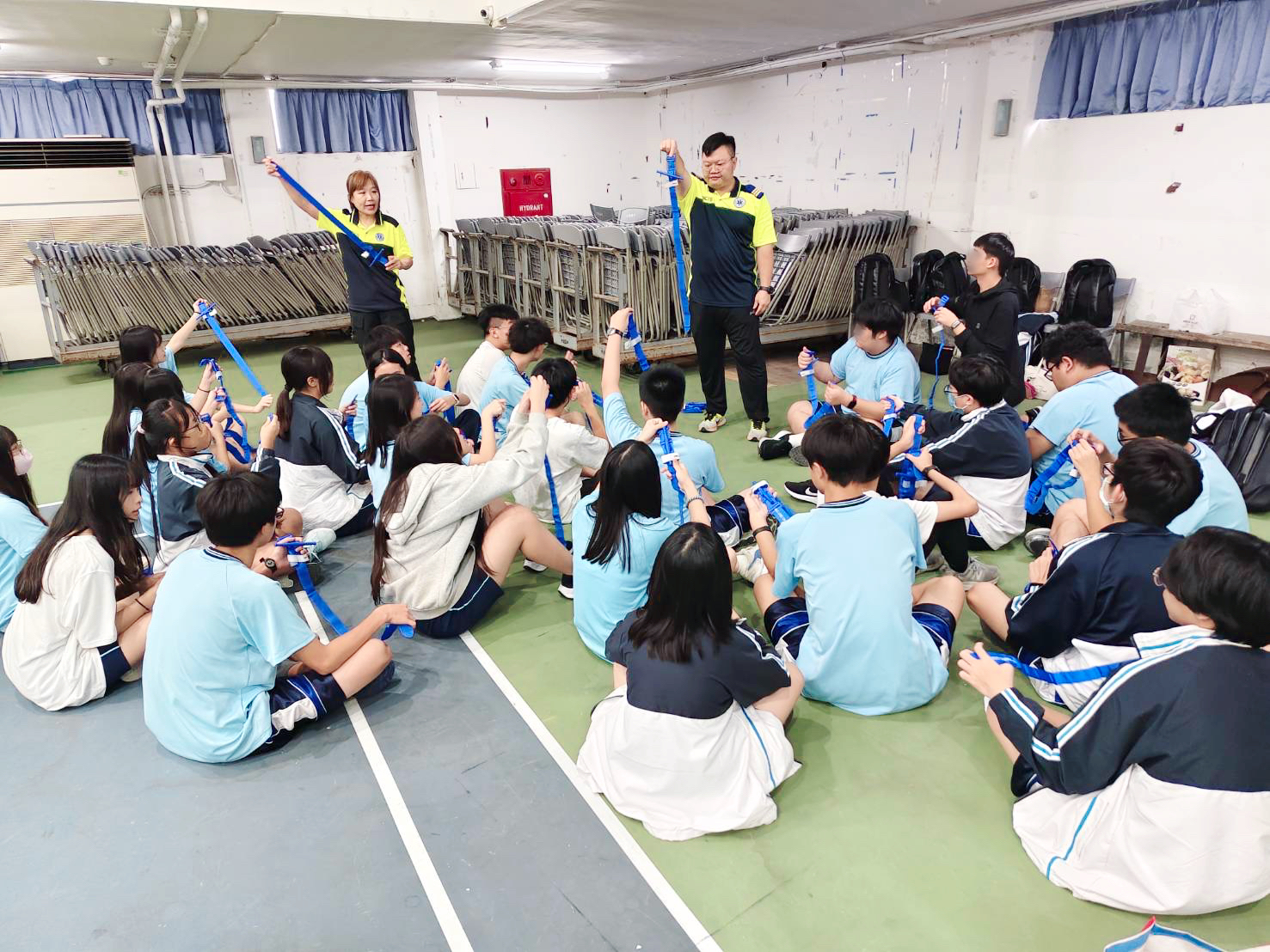 竹東高中學生進行止血帶操作訓練，透過實際演練提升外傷急救能力，強化自救與互救觀念。（圖/記者張家燁拍攝）